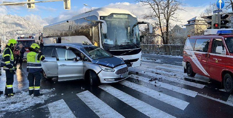 PKW gegen Reisebus in (Bild 1)